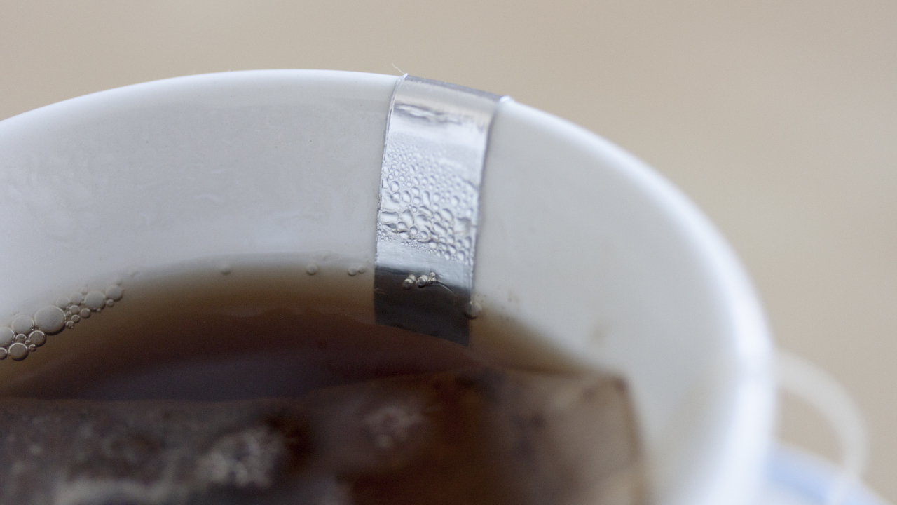 Aluminium foil raching into the cup – the circuit is closed.